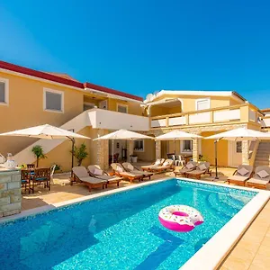 Apartman Karmen - Poolhouse, Vir